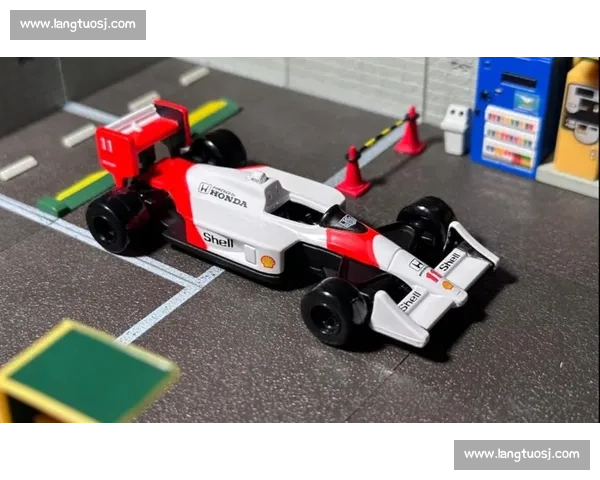 开箱 F1 车队比赛箱：10000 件装备藏多少惊喜？