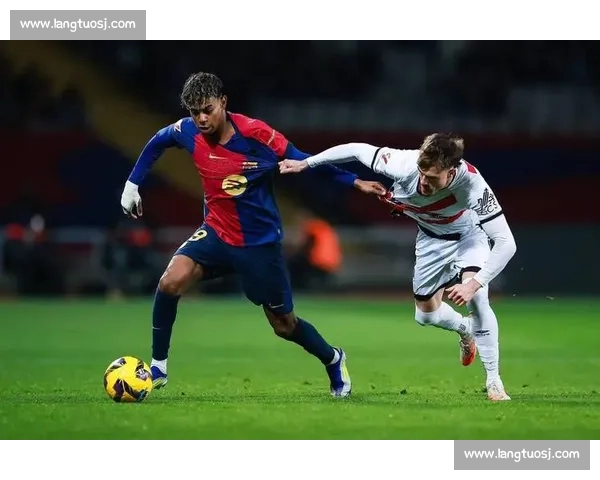 亚马尔费尔明合练现身 巴萨战赫罗纳添底气