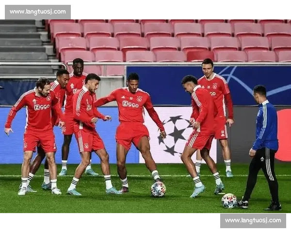 荷甲焦点战阿贾克斯主场迎战兹沃勒争夺关键三分激烈对决看点解析 荷甲焦点战阿贾克斯主场迎战兹沃勒争夺关键三分激烈对决看点解析